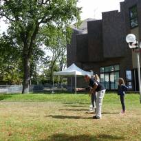 Jeu de Molki dans le parc de la médiathèque 