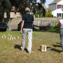 Jeu de Molki dans le parc de la médiathèque 