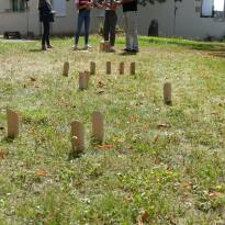 Jeu de Molki dans le parc de la médiathèque 
