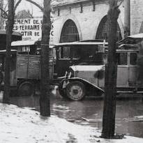 Véhicules utilitaires devant le marché - vers 1935